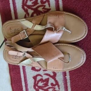 Born B.O.C. Sandals 8m Thong Leather Flat Tan and Gold Strappy Women